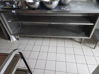 une cuisine avec une table en inox sur laquelle sont posés deux bols