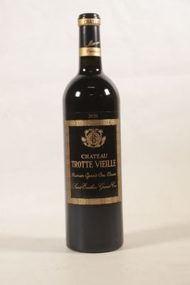 une bouteille de vin posée sur une table