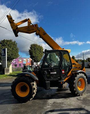 un tracteur garé sur le bord de la route