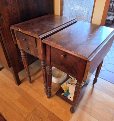 deux tables placées l'une à côté de l'autre sur le sol