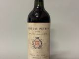 une bouteille de vin posée sur une table