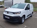 une camionnette blanche garée dans un parking