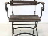 un banc en bois posé sur un sol blanc