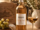 une bouteille de vin et un verre de vin sur une table