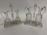 deux vases en verre transparent posés sur un socle en bois