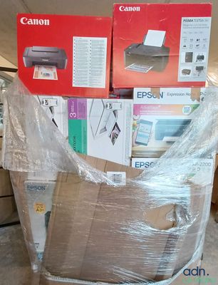deux cartons d'imprimantes Canon empilés l'un sur l'autre