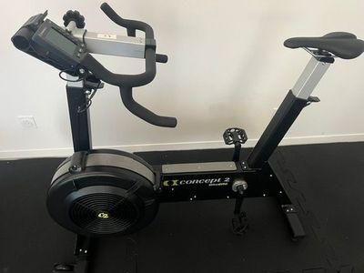 un vélo d'appartement dans un coin de la pièce