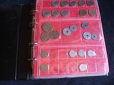 une photo d'un classeur rouge contenant des pièces de monnaie