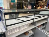 une vitrine qui contient de nombreux objets