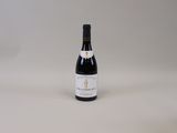 une bouteille de vin posée sur une table
