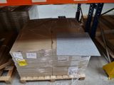 une grande pile de cartons sur une palette dans un entrepôt