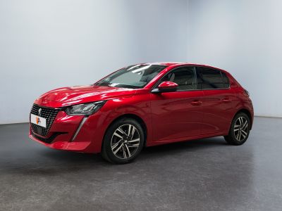 une voiture rouge dans une pièce blanche au sol noir