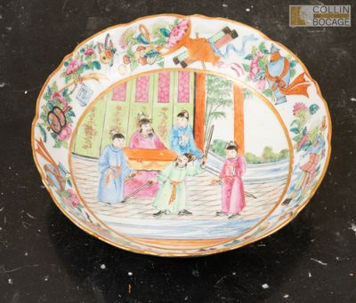 une assiette avec un tableau sur une table