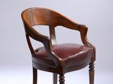 une image représentant une chaise en bois dont l'assise est recouverte de cuir