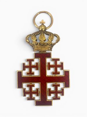 une image représentant une croix dorée et rouge surmontée d'une couronne