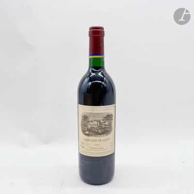 une bouteille de vin posée sur une table