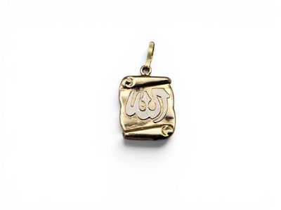 un pendentif plaqué or sur lequel est inscrit le mot « love »
