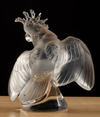 une sculpture en verre représentant un oiseau coiffé d'une couronne