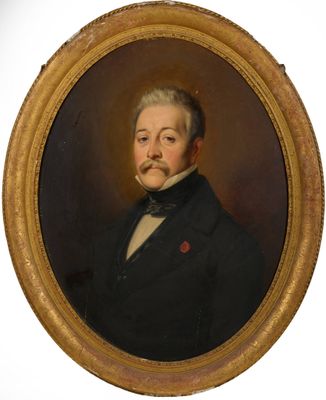 portrait d'un homme en costume noir tenant une rose rouge