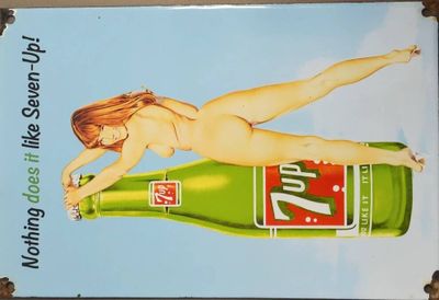 tableau représentant une femme nue allongée sur une bouteille de soda
