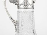 un pichet ancien en argent et en cristal taillé, muni d'une anse
