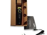 une boîte contenant une télécommande et un chargeur