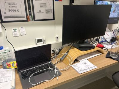 un bureau sur lequel se trouvent un ordinateur portable et un moniteur