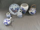 plusieurs pièces de poterie bleue et blanche posées sur une table