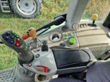 un gros plan sur un élément de commande de direction d'un tracteur
