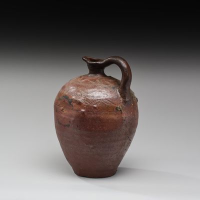 un vase brun posé sur une table