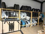 de nombreux pneus sur les étagères du garage