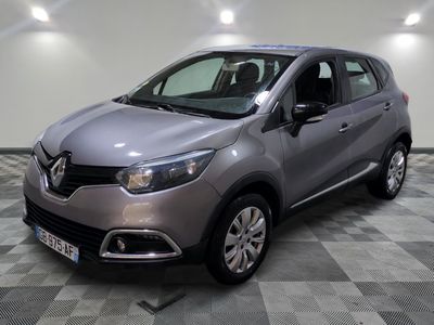 la voiture grise est garée sur un sol en damier dans le garage