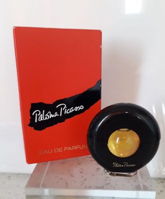 le flacon de parfum se trouve à côté de la boîte, sur la table