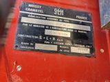 une pancarte apposée sur le flanc d'une machine rouge