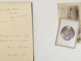 un livre ouvert sur lequel figure l'image d'un homme et d'un chat