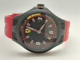 La montre est noire et rouge, avec un bracelet en caoutchouc rouge.