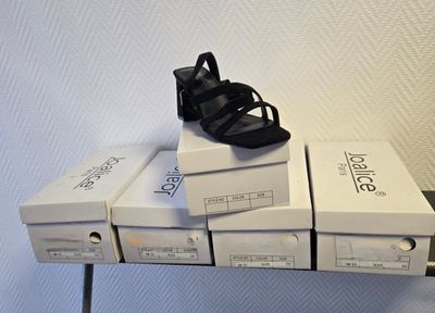 Lot de 5 paires de chaussures noires velours JOALICE du 37 au 40.