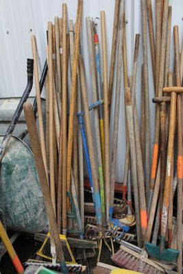 un tas de pelles et de râteaux empilés les uns sur les autres