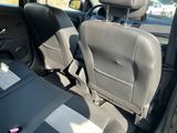 une voiture qui dispose de deux sièges à l'arrière