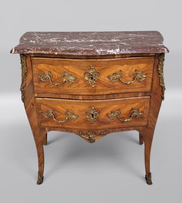 une commode ancienne avec un plateau en marbre