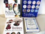 trois livres posés sur une table