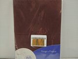 une boîte de tissu couleur chocolat posée sur une surface blanche