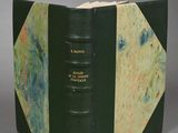 un vieux livre à la couverture verte posé sur une table