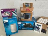 plusieurs boîtes contenant du matériel électronique, posées les unes à côté des autres sur une table