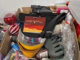 une boîte en carton remplie d'objets hétéroclites sur le sol