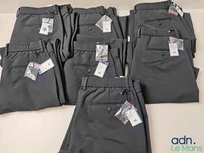 cinq paires de pantalons gris pour homme, encore étiquetés