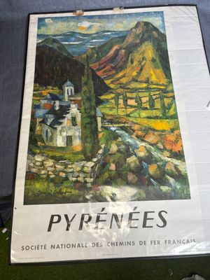 une photo d'une affiche sur le mur d'un bâtiment