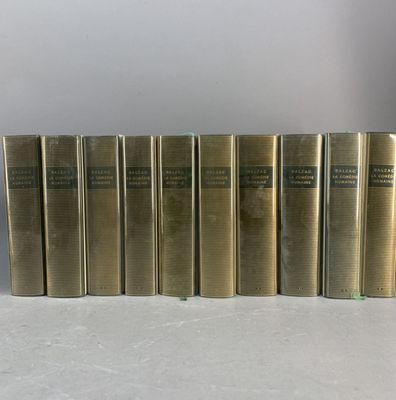 six livres sont alignés sur une surface blanche