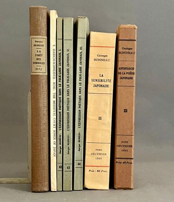 plusieurs livres sont empilés sur une table