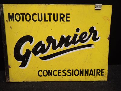 panneau jaune et noir sur lequel figure le mot « garnierr »